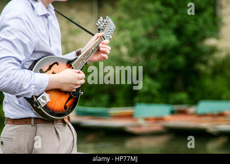 Musical maschio degli artisti di strada suonare strumenti musicali in Cambridge Foto Stock