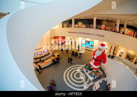 Padre gigante Natale da Blackler's Department Store nel Museo di Liverpool a Liverpool lungomare storico, UK (prese con fish eye lens) Foto Stock