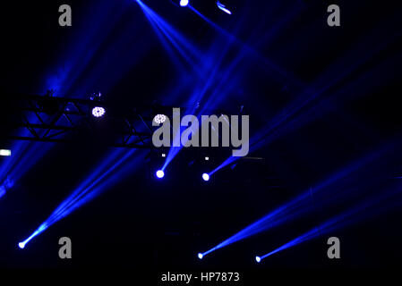 Luci da palco a un concerto dal vivo Foto Stock