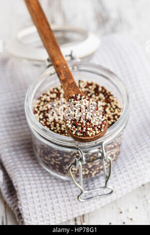 La quinoa semi su un cucchiaio di legno Foto Stock