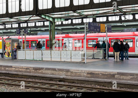 DUISBURG, Germania - 17 dicembre 2016: i viaggiatori e i treni alla stazione centrale di Duisburg in Germania Foto Stock