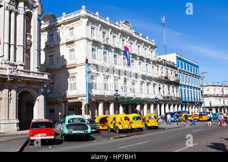 L'Avana, Cuba - Dicembre 11, 2016: Storico Hotel Inglaterra e traffico vicino al Parco Centrale Foto Stock