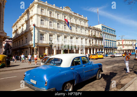 L'Avana, Cuba - Dicembre 11, 2016: Storico Hotel Inglaterra e traffico vicino al Parco Centrale Foto Stock