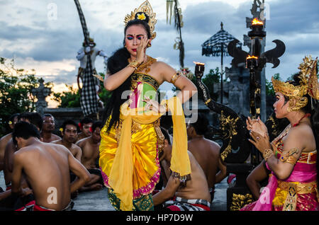 Uluwatu - MARZO 15: Balinese tradizionale danza Kecak al Tempio di Uluwatu sul Mar 15, 2015, Bali, Indonesia. Kecak (noto anche come Ramayana Monkey Chant) ho Foto Stock