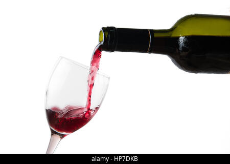 Versare il vino rosso in vetro Foto Stock
