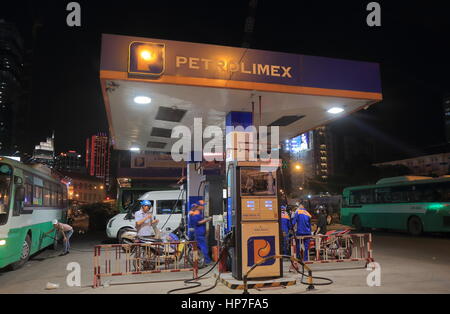 La gente compra benzina a benzina Petrolimex gas station in Ho Chi Minh City Vietnam Foto Stock