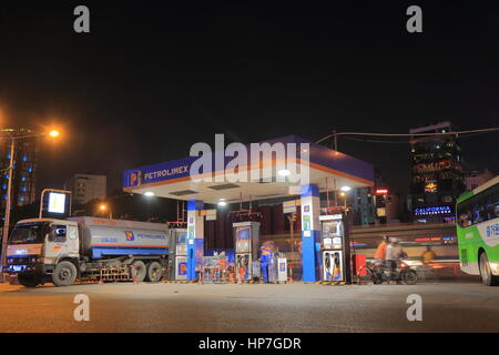 La gente compra benzina a benzina Petrolimex gas station in Ho Chi Minh City Vietnam Foto Stock