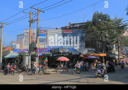 La gente visita Dan Sinh mercato in Ho Chi Minh City Vietnam Dan Sinh mercato è noto per il posto in cui acquistare l'esercito guerra e negozio di souvenir e memorabilia. Foto Stock