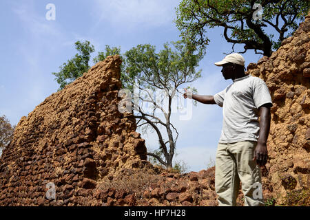 Il Burkina Faso, Provincia Poni, Gaoua, rovine di Loropeni risalgono al XI secolo D.C. dal 2009 Patrimonio mondiale dell UNESCO / Ruinen von Loropeni, seit 2009 UNESCO Welterbe, guida OMAROU Foto Stock