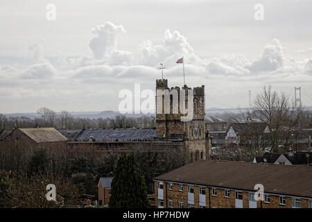 Le riparazioni del tetto in corso presso St Marys Priory Chiesa Chepstow con Severn Bridge in background Foto Stock