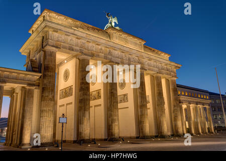 Il lato posteriore della porta di Brandeburgo a Berlino di notte Foto Stock