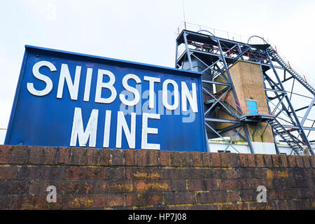 Miniera Snibston Colliery firmare con il piazzale della miniera e avvolgimento di marcia in retro, Ashby Road, Coalville, Regno Unito Foto Stock