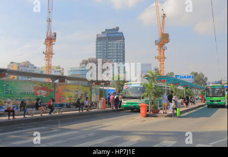 La gente in attesa per un autobus a Ben Thanh bus terminal in Ho Chi Minh City Vietnam. Foto Stock