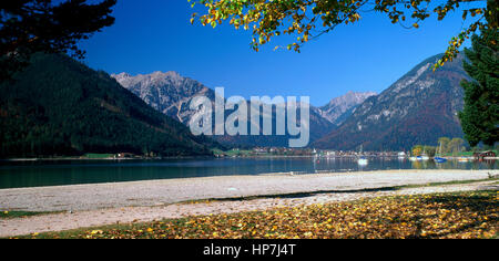 Il lago Achensee e Pertisau villaggio in autunno, Alpi austriache, Austria Foto Stock