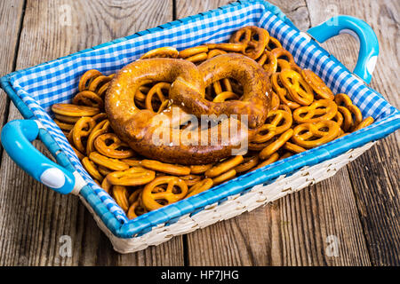 Salatini tradizionale pasticceria tedesca su uno sfondo di legno. Foto Studio Foto Stock