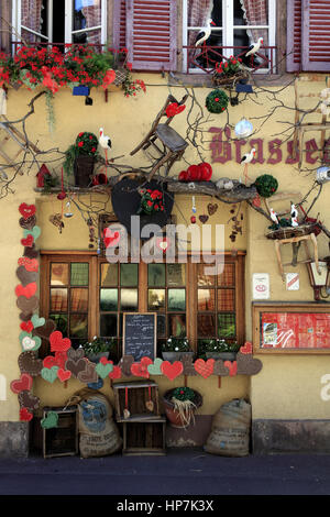 Facciata décorée d'une brasserie dans le coeur de la vielle ville. Quartier des Tanneurs. Colmar. F 68 Foto Stock