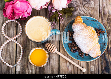 Croissant con miele per colazione in data 8 marzo. Foto Studio Foto Stock
