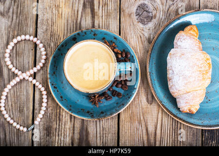 Croissant con miele per colazione in data 8 marzo. Foto Studio Foto Stock