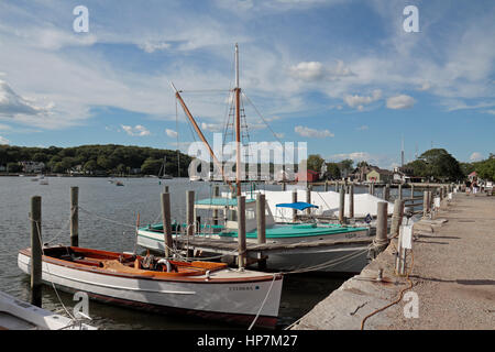 Vista generale di imbarcazioni ormeggiate nel porto di Mystic Seaport in Mystic, Connecticut, Stati Uniti. Foto Stock