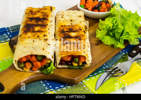 Per Buritos messicano sul tagliere di legno. Foto Studio Foto Stock