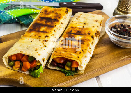 Per Buritos messicano sul tagliere di legno. Foto Studio Foto Stock
