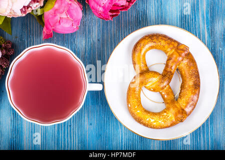 Dolce pretzel con composta in legno di colore blu. Foto Studio Foto Stock