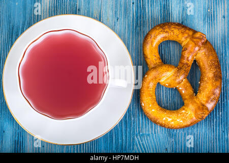 Dolce pretzel con composta in legno di colore blu. Foto Studio Foto Stock