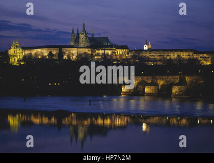 Prag, altstadt mit hradschin und karlsbruecke, nachts, tschechische republik Foto Stock