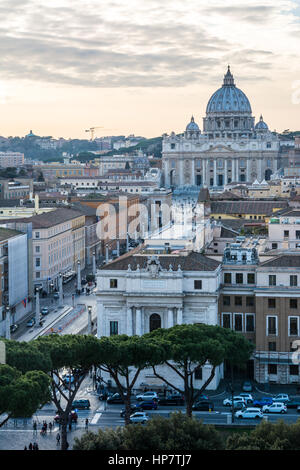 Vista della Basilica di San Pietro da Castel Sant'Angelo. Foto Stock