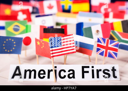 Bandiera americana si trova di fronte lo slogan America prima e molte bandiere di altri paesi. Foto Stock