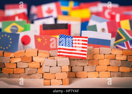 Bandiera americana di fronte ad una parete e bandiere di altri paesi Foto Stock