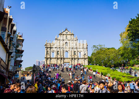 Macao, Cina - 9 Dicembre 2016: folla di turisti e residenti locali a piedi pass e scattare fotografie presso le rovine di San Paolo in giornata soleggiata, affollati turistiche Foto Stock