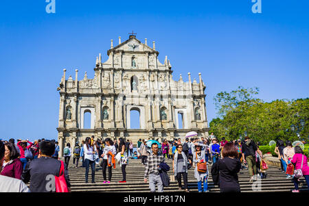 Macao, Cina - 9 Dicembre 2016: folla di turisti e residenti locali a piedi pass e scattare fotografie presso le rovine di San Paolo in giornata soleggiata, affollati turistiche Foto Stock