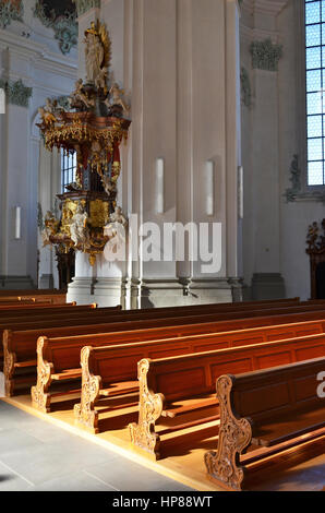 Fila di panche in una chiesa Foto Stock