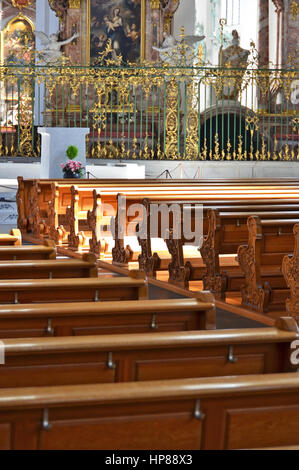 Fila di panche in una chiesa Foto Stock