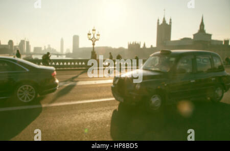 Sfocare lo sfondo del traffico sul Westminster Bridge con tipico inglese taxi e autobus Foto Stock