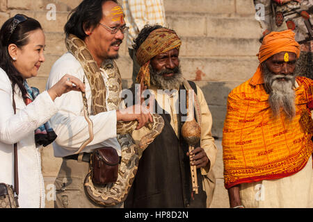 Snake,incantatore,turisti,Varanasi,Benares,Hindu,religiosi,capitale,sacro Fiume,,Gange, banche,d,santo,bagno,ghats,,Uttar Pradesh,l'India,Indian,Asia,asiatica, Foto Stock