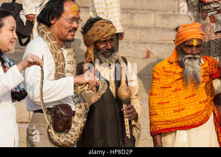 Snake,incantatore,turisti,Varanasi,Benares,Hindu,religiosi,capitale,sacro Fiume,,Gange, banche,d,santo,bagno,ghats,,Uttar Pradesh,l'India,Indian,Asia,asiatica, Foto Stock