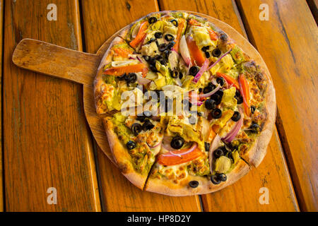 Pizza vegetale sul Peel Foto Stock