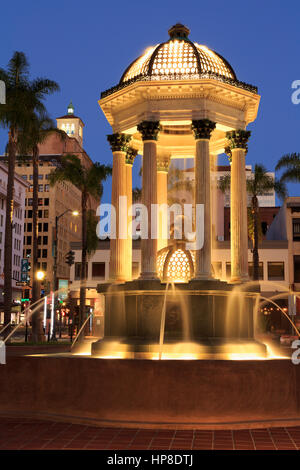 Fontana di Broadway, Horton Plaza Park, Gaslamp Quarter, San Diego, California, Stati Uniti d'America Foto Stock