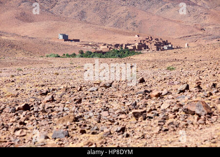 Valle del fiume Draa Scena, Marocco. Alberi rivelare piccole oasi per il villaggio circondato da terra arida. Foto Stock
