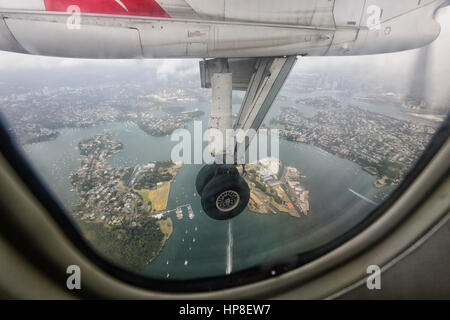 QantasLink twin propellor De Havilland DHC-8 200 serie Dash 8 aeromobili provenienti per atterrare all'Aeroporto di Sydney, Nuovo Galles del Sud, Australia Foto Stock