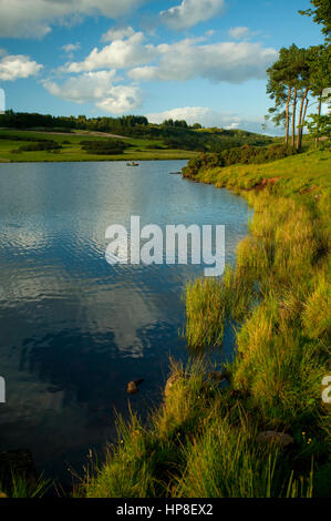 Anglaer in una barca a remi su Knapps Loch vicino Kilmacolm Scozia. Foto Stock