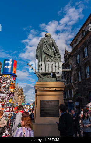 La parte posteriore della statua ad Adam Smith nella High Street Edinburgh. Foto Stock