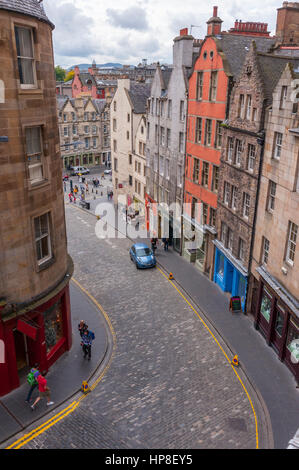 Guardando verso il basso Victoria st verso il Grassmarket di Edimburgo. Foto Stock