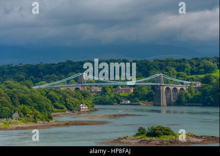 Thomas Telfords Menai Bridge Suspesion attraverso il Menai stratights a Menai Bridge. Foto Stock