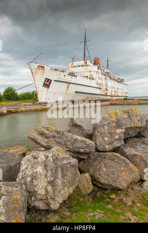 Il Duca di Lancaster, noto anche come il divertimento nave ormeggiata e arenarsi a Holywell Galles del nord. Foto Stock