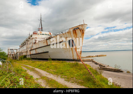 Il Duca di Lancaster, noto anche come il divertimento nave ormeggiata e arenarsi a Holywell Galles del nord. Foto Stock