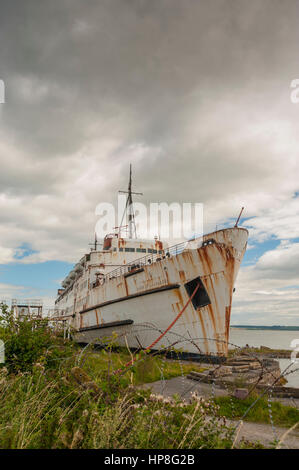 Il Duca di Lancaster, noto anche come il divertimento nave ormeggiata e arenarsi a Holywell Galles del nord. Foto Stock