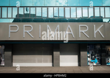 Berlino, Germania - 19 Febbraio 2017: il negozio chiuso anteriore di un Primark negozio a Berlino. Primark è un international abbigliamento rivenditore. Foto Stock